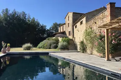 Image de Superbe villa au sommet d'une colline avec vue imprenable et piscine, oliveraie, vignes et bois