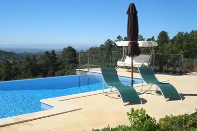 Image de Villa fabuleuse avec impressionnantes vues sur le littoral, Piscine à débordement, luxueusement aménagées