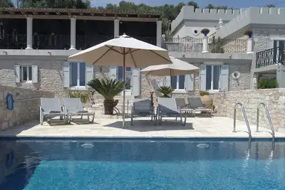Image de Villa privée de luxe avec piscine et vue imprenable sur la mer près de Nisaki