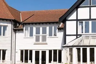 Image de L'une des plus belles maisons du Meare avec une jetée privée
