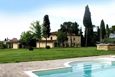 Villa Vinacciolo: Une villa agréable et spacieuse de deux étages entourée de verdure.
