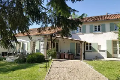 Image de Ferme de caractère avec une vue magnifique et une grande piscine privée près d'Aubeterre