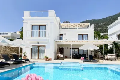 Villa de luxe exclusive avec piscine à débordement chauffée et jacuzzi et vue panoramique