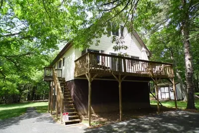 Image de Escapade parfaite dans les Poconos! (Maison n ° 2) HotTub! ! Salle de jeux! ! Wifi! !