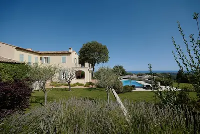 Image de Architecture distinguée orientée plein sud sur la Côte d'Azur avec une vue imprenable sur la mer