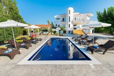 Image de proche plage de sable à Faliraki Villa avec piscine privée