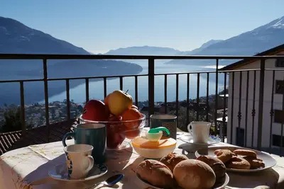 Image de appartement lumineux avec balcon donnant sur le lac
