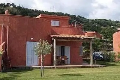 Image de Villa contemporaine distinctive avec vue imprenable sur la mer
