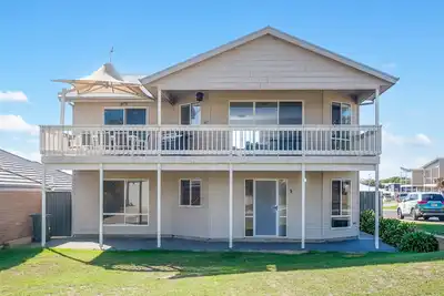 Image de 2 espaces de vie et salles de bains. Courte promenade à la plage.