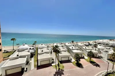 Image de Spectaculaire condo de 2 chambres sur la plage de sable à Las Palmas Resort B-505