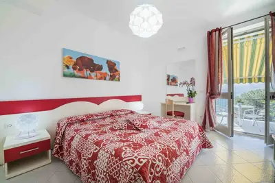 Image de Coquelicot avec salle de bains - visite de la ville et randonnée sur la côte d'Amalfi