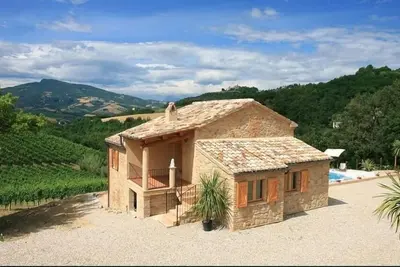 Image de Vues spectaculaires sur la piscine et les montagnes et le village historique