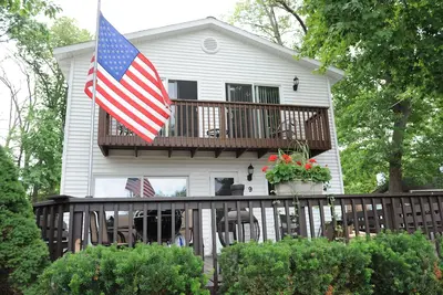 Image de Spacieux trois chambres et deux salles de bain maison privée avec vue sur le lac / accès. Orv sympathique!