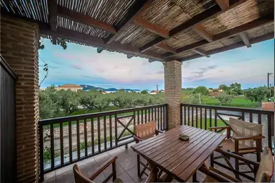Image de Duplex avec poutres apparentes et une terrasse surplombant la baie.