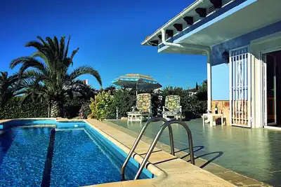 Image de Villa avec piscine privée, vert jardin fleuri et de palmiers près de la plage
