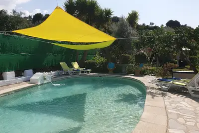 Image de 'El Nido' Maison de vacances paisible avec piscine privée et jardins. Chien amical.