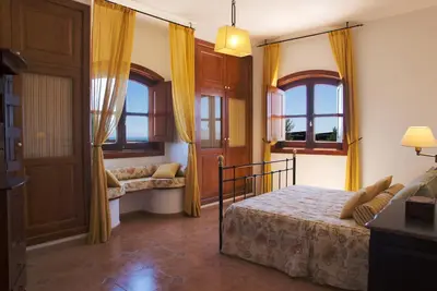 Élégante villa rurale avec vue sur la mer et la montagne, piscine privée chauffée, Internet