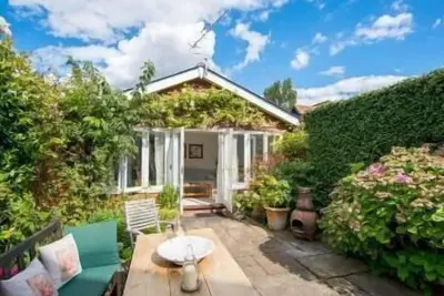 Image de Magnifique studio sur cour au coeur du pittoresque Bosham