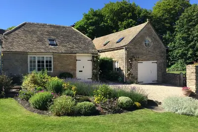 Image de Petite grange convertie dans village paisible.