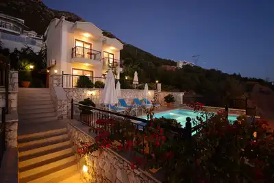 Luxe élégant Villa avec piscine privée chauffée et de superbes vues de la baie de Kalkan