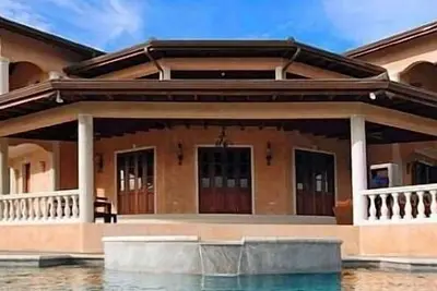 Image de Kapinjala avec jacuzzi, piscine à débordement et vue panoramique sur la forêt tropicale et la mer