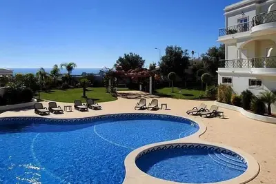 Image de Appartement de luxe avec vue sur la mer, piscine et jardins partagés, pour 6 personnes