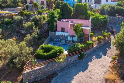 Image de Villa Francesca une belle villa avec piscine privée et jardins matures isolés