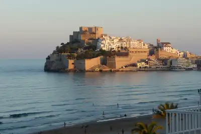 Image de Peñíscola front de mer surplombant la vieille ville et le château