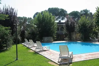 Image de Villa Saveria D: Un appartement confortable entouré de verdure.