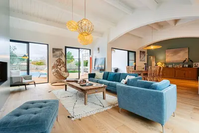 Image de Villa, 10 pers, au coeur du village dans rue calme, piscine chauffée en été