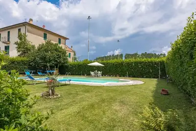 Image de Maison indépendante pour 8 personnes avec jardin privé et piscine dans un village typiquement toscan.