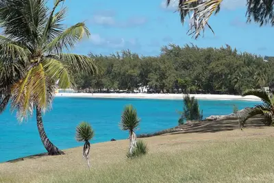 Image de Maison avec piscine communautaire et court de tennis dans le réglage Blissful.