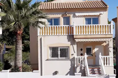 Image de 5 chambres, 3 salles de bains, jacuzzi / tennis de table adossé au golf de Villamartin