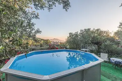 Image de Villino Zoe: Une charmante maison entourée d'un jardin d'orangers et de citronniers.