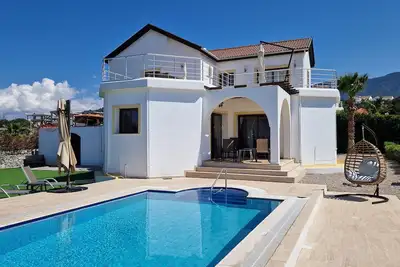 Image de Belle villa avec piscine privée, superbe vue mer et montagne, pour les familles / adultes