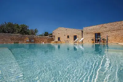 Salina, Villa avec piscine dans la campagne de la Sicile. Près de la plage de Sampieri