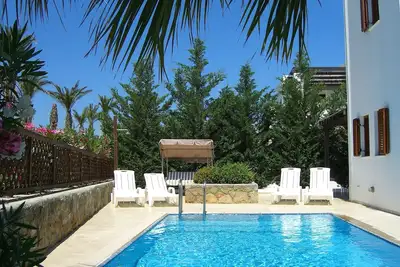 Image de Villa individuelle avec piscine privée et jardin. A aussi un barbecue et Wifi gratuit.