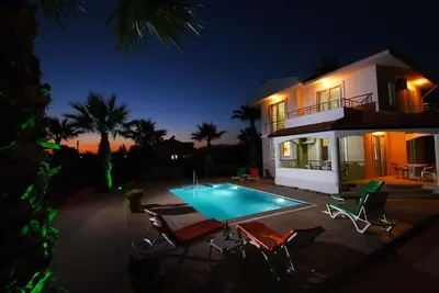 Superbe villa individuelle de 3 chambres avec piscine privée, jardin spacieux et WiFi