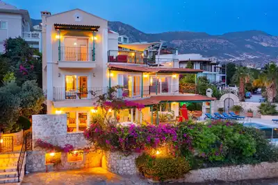 Belle Villa de luxe privée, piscine chauffée, de grandes terrasses et vue sur la mer étonnants