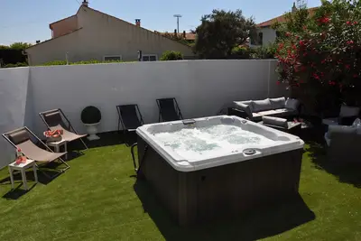 Image de Holiday in Arles :Villa jacuzzi + parking gratuit
