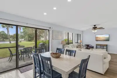 Image de Profitez de l'étang et du parcours de golf Sandpiper VIllage Accès piscine / plage, voiturette de golf!