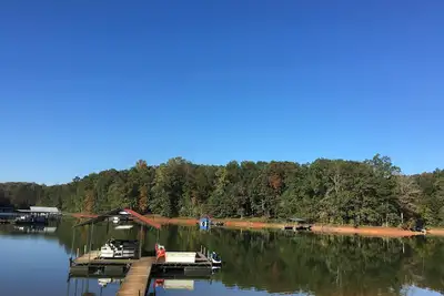 Image de Cabine Southern Harbour confortable sur le lac Hartwell, terrain boisé privé, quai couvert.
