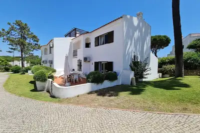Image de Maison de ville mitoyenne de 3 chambres à coucher à Vale do Lobo