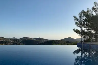 Image de Belle piscine à débordement 2. 4kms de Kalkan avec une vue imprenable 5 chambres 10 couchages