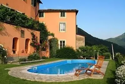 Image de Grande villa près de Lucques en Toscane avec piscine et vue sur la montagne