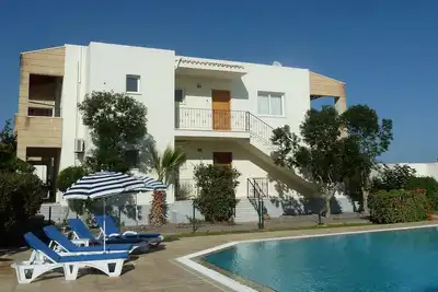 Image de Charmant appartement au rez-de côté une grande piscine, Internet & gratuit vue sur la mer