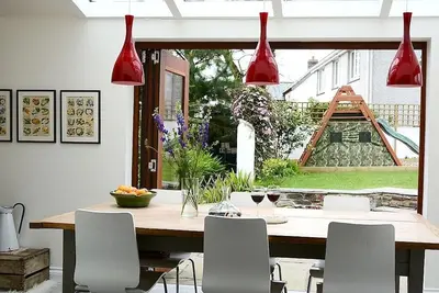 Image de Cottage de caractère indépendant, familial avec des installations de jeux à l'extérieur.