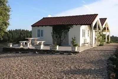 Image de Un cottage spécial avec sa propre piscine privée, un parc magnifique, de belles vues.