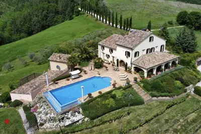 Image de Villa et ferme avec femme de ménage, sur domaine privé, disponible tous les jours oui