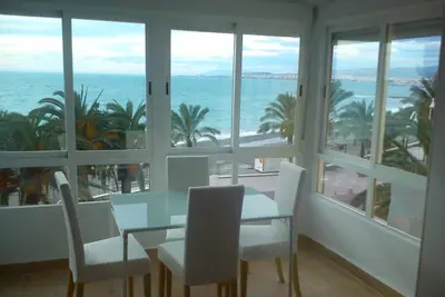 Image de studio frontal, le soleil et la plage